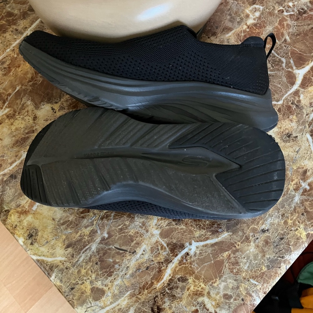 Men’s size 10  Sketchers memory foam sneakers